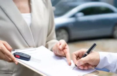 podpisywanie-umowy-kupna-sprzeddazy-auta-560x336